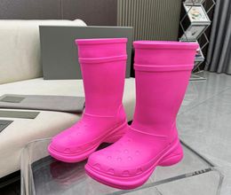 2023 Femmes Designer Boots Boot Rain Boot Paris Chaussures Knee High Boties 20 mm de long Arch Eva Plateforme de caoutchouc Boots de pluie Green Bright P2651807