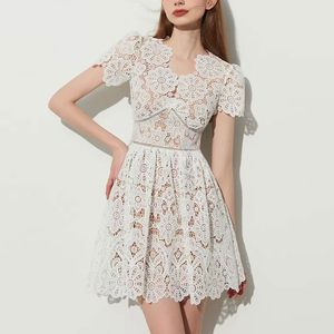 2023 Dames Designer Designer Summer Vintage V-Neck Hollowed Out High Tailed Slim Women's Short White White Lace Dress