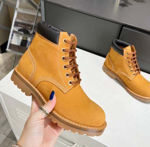 2023 Vrouwenleren laureaatplatform Desert Boot Martin Boots Yellow Borduurde Bee Star Trail enkelschoenen Winterschoenen Hielhoogte met riem