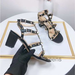 Dames leren studs sandalen T-vormige clip-on schoenen zomer designer hoge hak klinknagel schoenen dames modieuze en sexy feestschoenen met hoge hakken