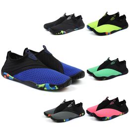 2023 Femmes hommes Chaussures de plage Ventilate gris rose fluorescent vert noir bleu vert glisser les chaussures décontractées