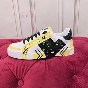 2023 Femmes Hommes Sneaker Casual Chaussures sales Cuir à semelles épaisses Lettres Plate-forme à lacets Loisirs Chaussures pour femmes Limite de mode Toile plate avec emballage complet MKJKMJ00001