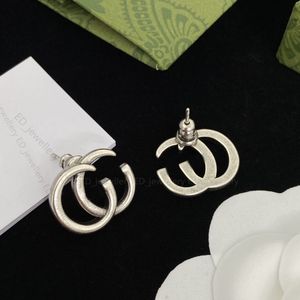 2023 Women's Classic Stud Fashion Sier Earrings Vintage Hollow Out Letter Personality Party Sieraden