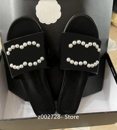 2023 Sandalias de diseñador de mujeres Sandalias de fondo plano Condatúrgalo Pantalías de espejo de la espiga de verano Pearl 2c Metal Buckle Channel Zapatos de la marca Bathwear Zapatos