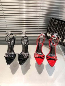 2023 Chaussures habillées pour femmes Designer Sandales à talons hauts Découpes Chaussures à bouts pointus Sandale en cuir verni de luxe