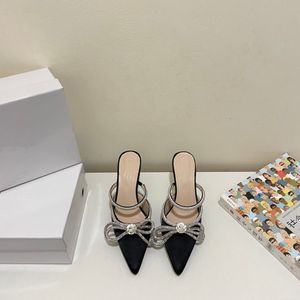 2023 Chaussures habillées pour femmes de haut niveau Begum Bow Sandales en cristal Paire pointue brillante avec des chaussures pour femmes sexy vides Boîte-cadeau d'embellissement de fée d'été et sac à poussière