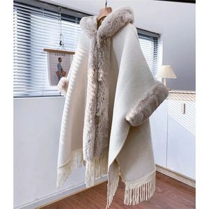 2023 Mode féminine Poncho Batwing Manches Fourrure Big Cape Lady Streetwear Épaississement Solide Châles chauds avec capuche T73 231226