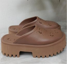 2023 Plataforma de mujer zapatillas perforadas sandalia Zapato de verano Zapatillas de mujer de diseñador superior Colores del caramelo Claro Tacón alto Altura 5.5 CM zapatillas de playa Tamaño EUR35-42