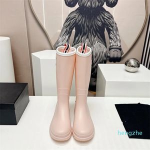 2023 Bottes de pluie en caoutchouc pour femmes Verrouillage Pull On Booties Chaussures Luxurys Designer Waterproof Jelly TPU Water Shoe Mid High Ankle Boot Garden Trainer