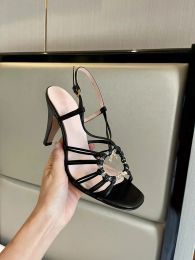 2023 Les tongs sandales pour femmes adoptent le verrouillage avec des cristaux étincelants Cuir métallisé argenté Fermeture par bride à la cheville Chaussures à talons hauts Taille 35-41