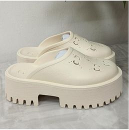 2023 Plate-plaques féminines Plate-plateaux perforés Sandale Summer Shoe Top Designer Womens Slippers Colors Clear Beach Slippers High Heel High