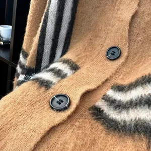 2023 Pull pour femme conçu par des designers européens Automne/Hiver Pull à carreaux Manteau Cardigan tricoté ample et paresseux pour femme Haut en peluche