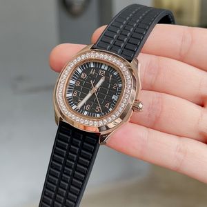 Le boîtier octogonal arrondi de 35,6 x 9,5 mm de la série de montres pour femmes 2023 est conforme à l'original, tout en conservant le style rétro et la finition soignée.