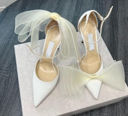 2023 Dames Witte bruiloft sandaal jurk schoenen AVERLY 100mm mesh-boog getrimd pomp roze satijn puntige teen enkelbandje Luxe dame feest bruiloft hoge hakken met doos 35-43