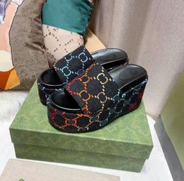 2023 Pantoufles de mode pour femmes brodées en toile de créateur glissa les sandales de plate-forme recouverte de toile de 60 mm de 60 mm avec boîte et sacs à poussière