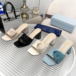 2023 dames hoge hak sandalen glanzend lederen midden hiel driehoek metaal gegraveerd micro label Summer Beach Slide Slippers