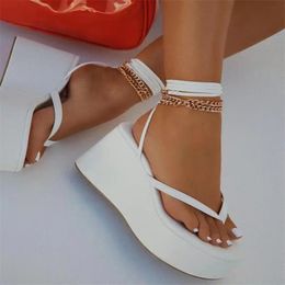 2023 dames sandalen metalen ketting enkelband platform wig flipflops eenvoudige comfortabele softsleed platte schoenen femme 240425