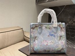2023 Jaar van de Tiger Limited Designer Bags Schoudertas beroemde dame grote bakken handtassen met functies tijgers tegen een kleurrijke pastelkleurige achtergrond van bloemen