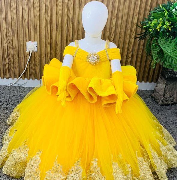 2023 Vestidos de niña de flores de lujo amarillo Vestido de bola Cristales de tul Encaje Vintage Niña Peageant Cumpleaños Vestido de bautizo Vestidos ZJ417