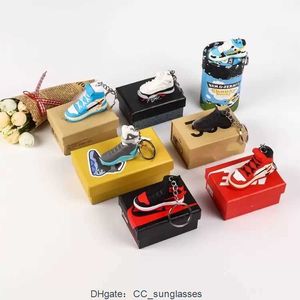 2023Fashion Designer Stéréo Baskets Porte-clés 3D Mini Chaussures de basket-ball Porte-clés Hommes Femmes Enfants Bague Sac Pendentif Fête d'anniversaire Cadeau avec boîte A2BV