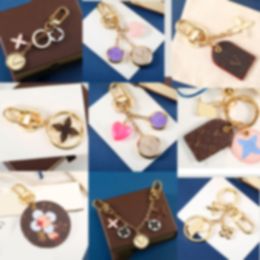 2023Handmade Designer Keychains Dragonne Multicolor Key Chain Women Men Men Bruin Lederen zak Wallet Lanyard PLATED GOUD ACCESSOIRES Dragonne Keychain Letter C12