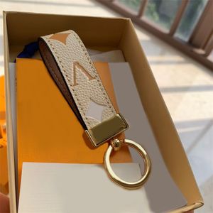 2023High Qualité Porte-clés Classique Exquis Luxe Designer Voiture Keyring Zinc Alliage Lettre Unisexe Lanière Or Noir Métal Petit Bijoux Amour PJ047 Q2