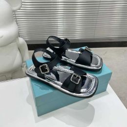 2023New Casual Sandals Summer Chaussures pour femmes printemps et été nouveau miroir sandales à bout ouvert très simple vent boucle côté vide fond plat pantoufles décontractées pour femmes 35-39