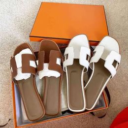 2023New Hot Designer en cuir dames sandales été chaussures plates mode plage femmes pantoufles lettre glisser 34-43