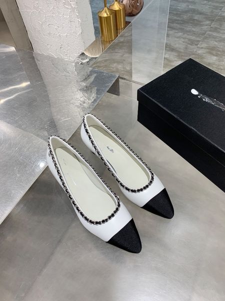 2023s zapatos de vestir de cuero de diseñador tacones sandalias de mujer bombas de tacón medio Cadenas de moda y cómodas, adecuadas para el trabajo y el ocio blanco negro puntiagudo