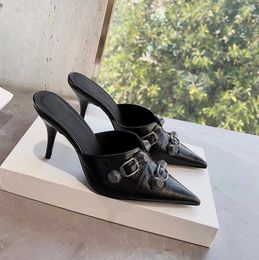 2023Sandalias stiletto Mule Slippers sandalias hebilla de tachuela zapatos adornados Resbalón de piel de vaca en punta abierta talón zapatos de diseñadores de lujo para mujeres calzado de fábrica
