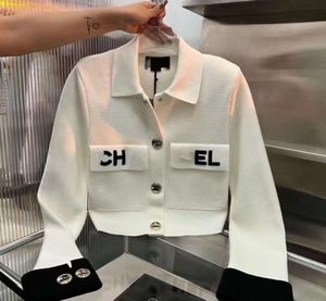 2023SS Designer Femmes Vestes Top Qualité Revers Polo Mode Poitrine Poche Slim Fit Blanc Broderie Imprimé Boucle En Métal Tricoté Cardigan À Manches Longues 30