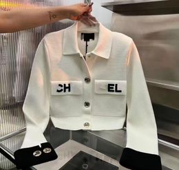 2023ss Diseñador Mujer Top Calidad Solapa Polo Moda Pecho Bolsillo Slim Fit Blanco Bordado Impreso Hebilla de metal Punto de manga larga Cardigan Chaquetas