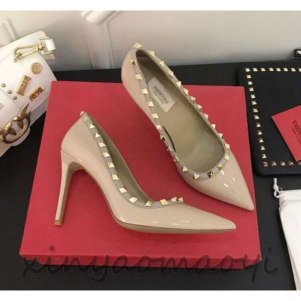 2023SS Chaussures à talons hauts pour femmes couleur chair en cuir verni rivets à bouche peu profonde bout pointu stiletto chaussures décontractées sexy pour femmes 35-43