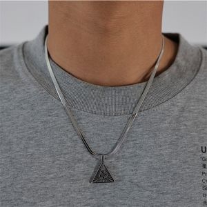 2023SS Originele opgeruimde man Hangslang Snake Bone Chain Triangle Totem ketting Street Hip-Hop Collarbone Chain Simple Fashion Accessoires