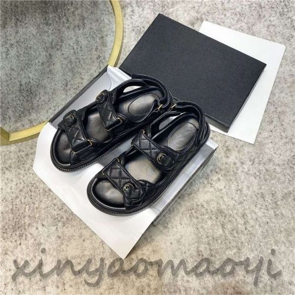 2023SS Dames Strandslippers beroemde Klassieke Platte hak Zomer Designer Mode flops leer dame merk Slides famale schoenen Hotel Bad Dames sexy Sandalen Grote