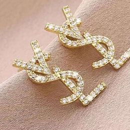 2023Stud Pendientes chapados en oro de 18 quilates con letras de cristal austriaco para mujeres de Europa y EE. UU. Pendientes de diseñador simples populares Regalo de joyería de novia de boda