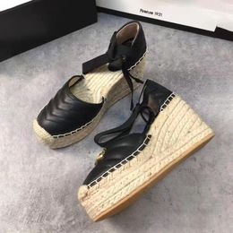 Designer de luxe Sandale à talons hauts Pantoufle en cuir Mule Chaussures de plate-forme noire Chaussure décontractée Hommes Flat Slide Broderie Sexy Espadrille Sliders Femmes Mocassins Cadeau avec boîte