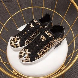 2023De nieuwe mode dames schoenen heren lederen veterplatform oversized sole sneakers wit zwart casual kq1q00002