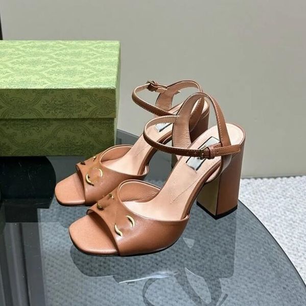 2023 Sandalias de tacón alto para mujer Fiesta de moda de cuero genuino Zapatos clásicos con hebilla de metal Zapatos de diseñador con punta abierta de verano Zapatos de vestir formales con tacón grueso para mujer Caja de 9,5 cm