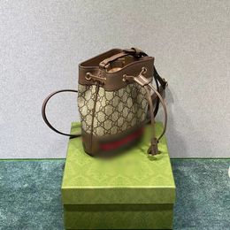 2024-1 Luxury's vrouwen ketting crossbody tassen ontwerpers hart v golfpatroon schoudertassen messenger tassen pruse ketting tas