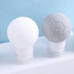 2024 1 stks schattige voetbalvorm shampoo douchegel lotion opslag navulbare flessen siliconen reisverpakkingsfles voor voetbalvormig