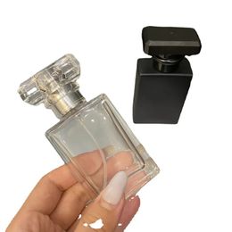 2024 1pcs Bouteille de parfum Bouteille 30 ml Voyage portable Bouteille pulvérisée en verre transparent noir bouteille vide vide pour pulvérisation portable