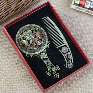 2024 1PCS/SET Women Chic Retro Vintage Pocket Mirror Compact Makeup Mirrors Comb Set Hand Make-up bronzen uitgeholde Make UP2.voor retro brons compacte set