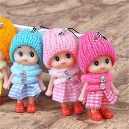 2024 8CM Clown téléphone portable pendentif jupe à carreaux chapeau tricoté belle poupée mini filles ornements jouets poupées cadeaux originalité 0 6yg F2