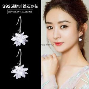 2024 925 Zilveren Koreaanse stijl Lange ijskristallen Snowflake Artificial Zirkon vrouwelijke oorbellen en veelzijdige internetrood