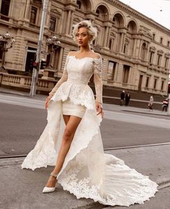 2024 Una línea de vestidos de novia cortos Vintage fuera del hombro Mangas largas Apliques de encaje Faldas de tren desmontables Dos piezas Hi Lo Longitud Tren de barrido Vestidos de novia atractivos