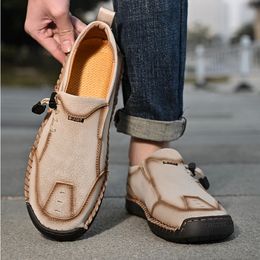 2024 AAA+ NIEUWE AANKOMST MENS SLIP ON SCHOOT LEDERDE Designer Fashion Walking Shoes Men All-Match Male Comfortabele schoenen Luxuremerkschoenen