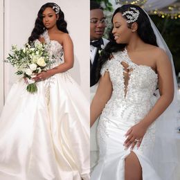 2024 Robe de mariée africaine pour la mariée, plus la taille avec train détachable, une épaule, robes de mariée avec strass fendus sur le côté haut, robes de mariée pour femmes noires du Nigeria D179