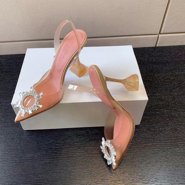 2024 Amina Muaddi Ma'am Begum Begum-Embellised Pvc Pompes Chaussures Enveloppez les talons hauts de luxe pour femmes habille des chaussures de soirée Sandales Sandales Crystal chaussures