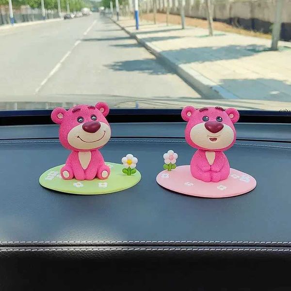 Figura de Anime de oso de fresa, muñeco con cabeza móvil, adorno para coche, consola central automática, dibujos animados, accesorios de decoración de rábano, regalo, 2024